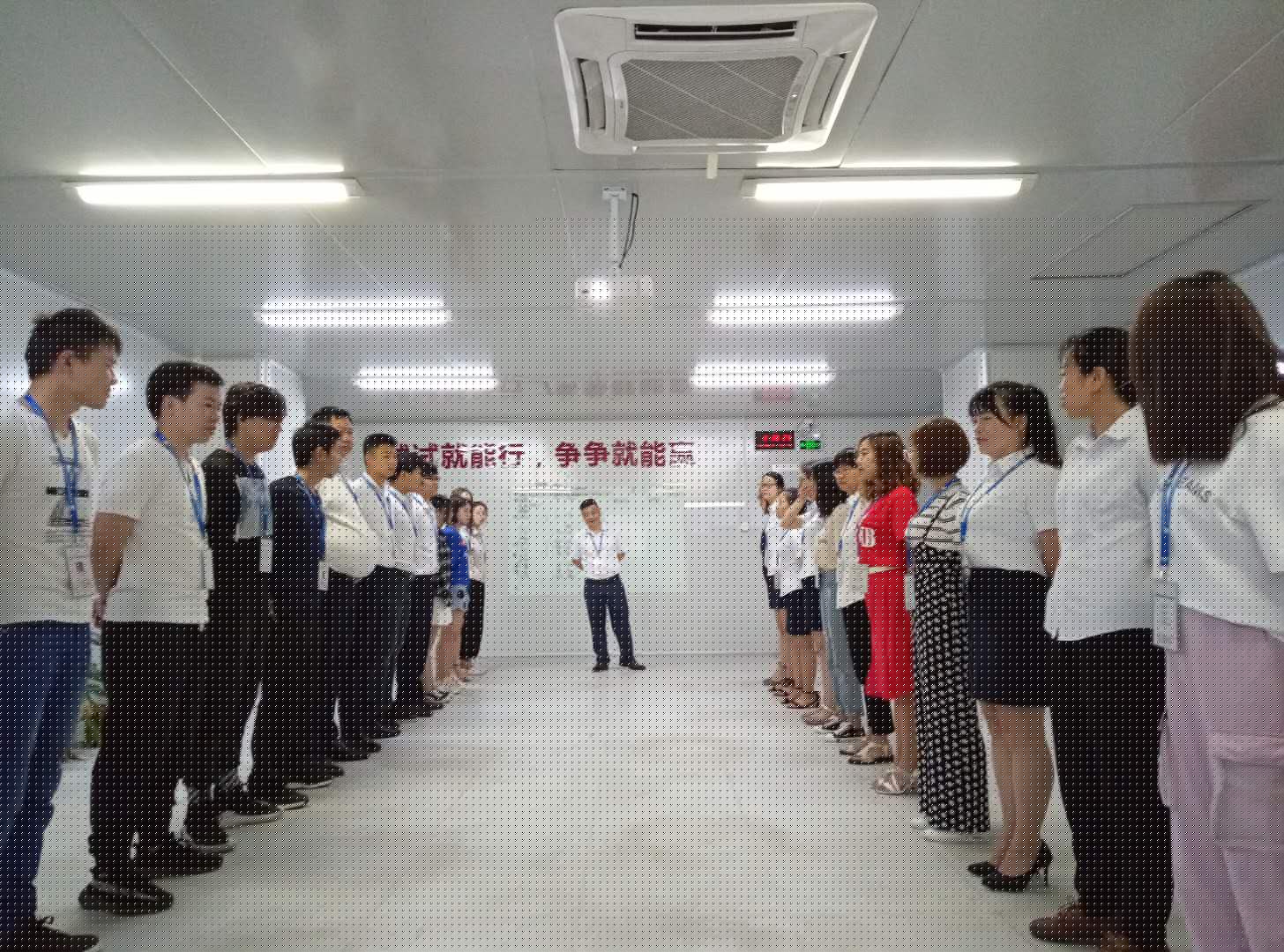 小銘打樣銷售、運(yùn)營(yíng)及一線員工團(tuán)隊(duì)晨會(huì)